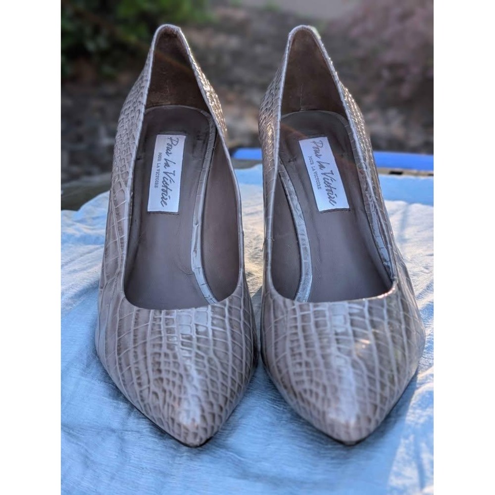 Pour La Victoire Gray Croc Embossed Leather Pumps Block Heel 8.5 Brazil